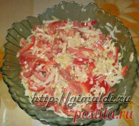 Салат с пекинской капустой
=*300г пекинской капусты,

*3 помидора,

*1 сладкий перец,

*2ст. ложки растительного масла,

*1ст. ложка соевого соуса,

*соль по вкусу (не забудьте, что соевый соус соленый),

*1 чайная ложка майонеза (по желанию).