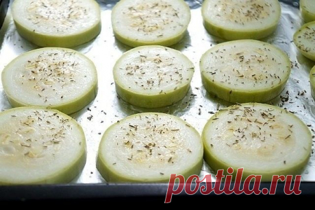 Кабачки не жарю вообще! Делаю летнюю закуску, сохраняя все витамины

Кабачок — самый полезный летний овощ! И пока он есть, нужно отъедаться им по максимуму. А вот, чтобы сохранить все витамины, его нужно правильно приготовить. И мы покажем, как это сделать!

Предлагаем вам простой и очень полезный рецепт запеченных кабачков, который сметается со стола за считанные минуты.

Кабачки в сметане

Нам потребуется:
800 г кабачков
200 г сметаны
1 яйцо
1 ст. л. муки
3 ст. л. подсол...