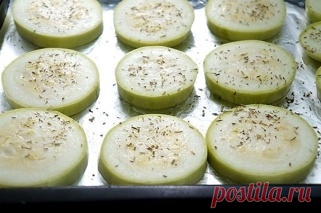 Кабачки не жарю вообще! Делаю летнюю закуску, сохраняя все витамины

Кабачок — самый полезный летний овощ! И пока он есть, нужно отъедаться им по максимуму. А вот, чтобы сохранить все витамины, его нужно правильно приготовить. И мы покажем, как это сделать!

Предлагаем вам простой и очень полезный рецепт запеченных кабачков, который сметается со стола за считанные минуты.

Кабачки в сметане

Нам потребуется:
800 г кабачков
200 г сметаны
1 яйцо
1 ст. л. муки
3 ст. л. подсол...