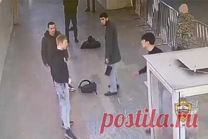 Драка пассажиров в московском метро попала на видео. Полиция задержала троих участников драки на Таганско-Краснопресненской линии московского метро. На опубликованных в сети кадрах видны трое молодых людей, наносящих друг другу удары руками и ногами. Инцидент произошел ночью в переходе на станции «Баррикадная». Пассажиры повздорили и решили выяснить отношения.