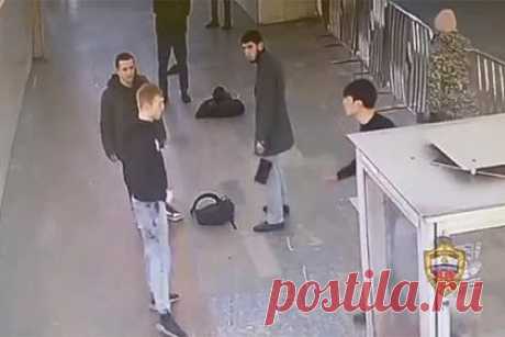 Драка пассажиров в московском метро попала на видео. Полиция задержала троих участников драки на Таганско-Краснопресненской линии московского метро. На опубликованных в сети кадрах видны трое молодых людей, наносящих друг другу удары руками и ногами. Инцидент произошел ночью в переходе на станции «Баррикадная». Пассажиры повздорили и решили выяснить отношения.