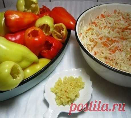 Перец фаршированный капустой в маринаде.