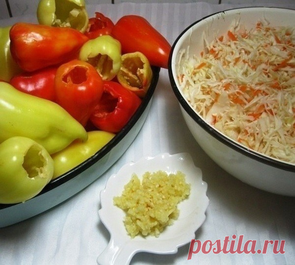 Перец фаршированный капустой в маринаде.