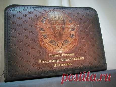 Именная папка для документов и портмоне из натуральной кожи.
Герою России Шаманову В.А
____________________________________________________________________
Наши работы.
#изделияизкожиоренбург#мастерскаялисы56#натуральнаякожа#ручнаяработа#студияхудожественнойобработкикожи#