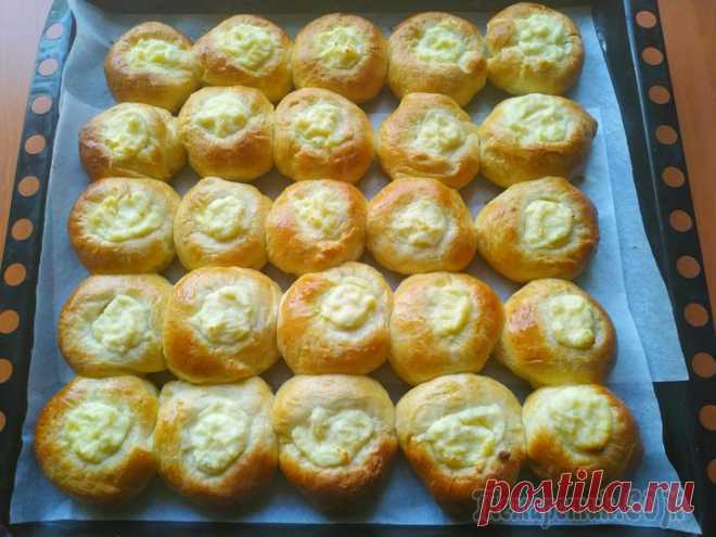 Ватрушки по рецепту моей бабушки - мягкие, воздушные со сливочным вкусом! Сегодня готовлю любимые в моей семье ватрушки. Такие ватрушки готовила еще моя мама, готовлю я и уже готовит моя дочь. Рецепт, проверенный годами и очень удачный. Ватрушки получаются изумительными, мя...