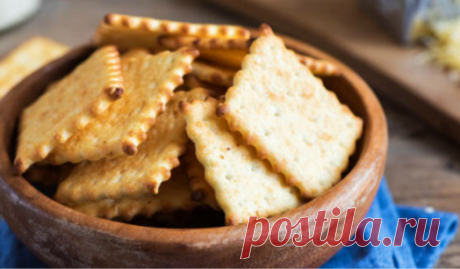 Крекеры с сыром Чеддер \ Сыр чеддер 200 г==Мука пшеничная 150 г==Масло сливочное 50 г==Мука кукурузная 50 г==Вода 7 ст.л.==Яйцо куриное 1 шт.==Кунжут 1 ст.л.==Разрыхлитель 0.25 ч.л.==Соль 0.25 ч.л.