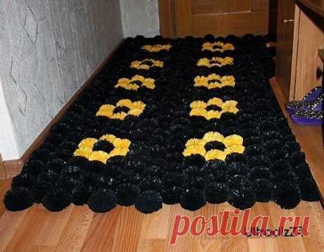 Коврик из пакетов для мусора. Мастер класс здесь https://diy24.ru/kovrik-iz-paketov-dlya-musora.php
