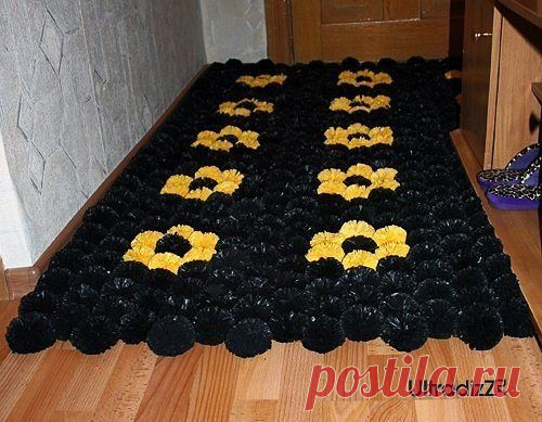 Коврик из пакетов для мусора. Мастер класс здесь http://diy24.ru/kovrik-iz-paketov-dlya-musora.php