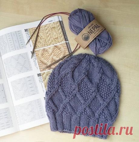 Шапка Непал, чтобы в холода каждый больше гулял
Понадобится: - пряжа Дропс Непал 2 мотка (у меня цвет 4311) - короткие круговые спицы 4,5 и 5, чулочные спицы 5 - вязальный крючок или трикотажная игла Размеры после ВТО в сложенном состоянии: ширина 20 см, длина 22 см (на взрослого человека, размер 56-58). Описание вязания: Шапка вяжется по кругу, без швов, снизу вверх. 

Вязание начинается резинкой, после прибавления петель в установочном ряду вяжется основная часть и в кон...