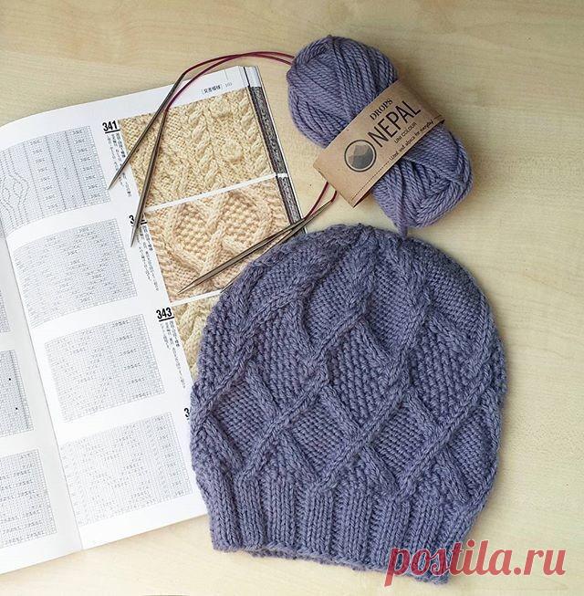 Шапка Непал, чтобы в холода каждый больше гулял
Понадобится: - пряжа Дропс Непал 2 мотка (у меня цвет 4311) - короткие круговые спицы 4,5 и 5, чулочные спицы 5 - вязальный крючок или трикотажная игла Размеры после ВТО в сложенном состоянии: ширина 20 см, длина 22 см (на взрослого человека, размер 56-58). Описание вязания: Шапка вяжется по кругу, без швов, снизу вверх. 

Вязание начинается резинкой, после прибавления петель в установочном ряду вяжется основная часть и в кон...