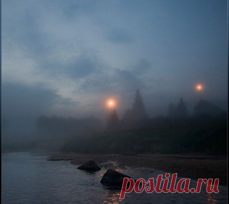 Уникальное природное явление, которое впервые заметили и описали моряки. Именно они время от времени наблюдали на мачтах и других вертикальных предметах своих судов красивые светящиеся шары или кисточки. Конечно, раньше это зрелище воспринималось как чудо и сулило морякам успех, ведь Святой Эльм – покровитель мореплавателей. Однако, в наше время огни Святого Эльма имеют объяснение.

Подробнее: https://www.uznayvse.ru/interesting-facts/samyie-neobyichnyie-i-redkie-prirodnyie-yavleniya.html