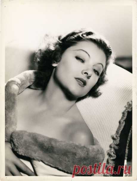 Мирна Лой (Myrna Loy)
- 2 августа, 1905 • 14 декабря 1993