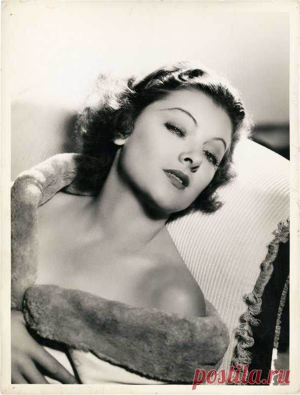 Мирна Лой (Myrna Loy)
- 2 августа, 1905 • 14 декабря 1993