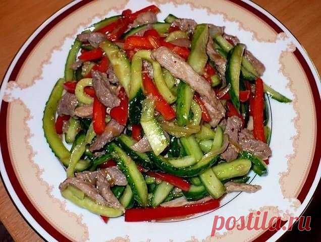Салат из огурцов и мяса.
.
Ингредиенты:

Свежие огурцы - 2-3 шт.
Мясо (говядина или свинина) - 400 г.
Лук - 1 шт.
Чеснок - 1 головка.
Лимонный сок - по вкусу.
Красный болгарский перец - 1 шт.
Растительное масло - 50 мл.
Соль - по вкусу.

Способ приготовления

Шаг 1 Огурцы помыть, нарезать тонкой и длинной соломкой и сбрызнуть лимонным соком.
Шаг 2 Мясо нарезать соломкой, затем обжарить на разогретом растительном масле до готовности.
Шаг 3 Лук и чеснок почистить, лук нареза...