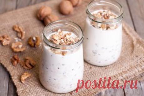 Каша, которая готовится без варки
Лето, жарко, у плиты стоять совсем не хочется. Но какое же утро без каши! Чтобы жить долго и активно, оставаться красивыми – с кашами надо обязательно подружиться. А приготовить кашу можно и без всякой варки. Но это не мюсли, не «быстрорастворимые» хлопья. Мы будем использовать ту крупу, которую обычно полагается варить, например – овсяный «геркулес» или гречку.
Порция нашей каши будет приготовлена в 0,5-литровой банке. 
1.	«Овсянка, сэр!»...