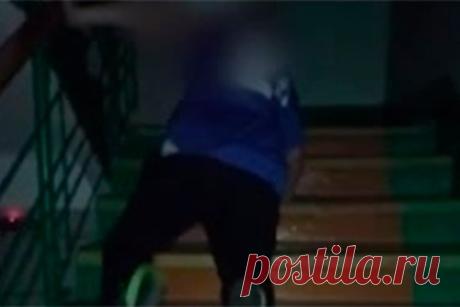 Российский школьник с переломом полз до кабинета врача и попал на видео. В Пензенской области ребенок со сломанной ногой полз на четвертый этаж больницы и попал на видео. Предположительно, видео снято матерью мальчика. В подписи к ролику говорится, что действия происходят в травмпункте Бессоновки. Женщина отмечает, что в приемной их «встретили две замечательные, очень добродушные женщины».