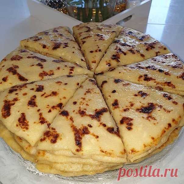 ДЕВЧАТА, Я ПОДСЕЛА НА ЭТИ ВКУСНЯШКИ!
Готовлю и на завтрак и на ужин, - идеальное сочетание продуктов. Не забудьте добавить сметану!

Нам понадобится:
1 кг картошки
250г соленого сыра
2 стакана муки
50г сливочного масла

Приготовление:

Сделать пюре с добавлением сливочного масла и соли.
Натереть сыр на терке и добавить в пюре,размешать.
Добавить муку,замесить тесто,если липнет к рукам,добавить еще муки. Разделить тесто на несколько частей,раскатать в лепешку каждый кусок т...