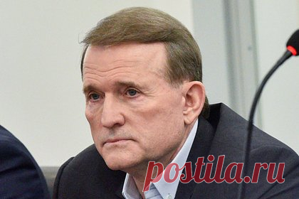 На Украине собрались судить лишенного гражданства Медведчука. Председателя политсовета запрещенной на Украине партии «Оппозиционной платформы — За жизнь» (ОПЗЖ) Виктора Медведчука собрались судить по статье о государственной измене. По данным Генпрокуратуры Украины, лишившийся украинского гражданство политик совершил преступные действия еще будучи гражданином республики.