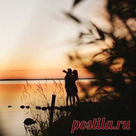 Я не заметил, как она ушла. Не мог поверить, что не возвратится. Но стала замирать моя душа От мысли, что и без меня ей спится. Копиться стали кружки на столе И в доме стало неуютно сразу. Я чаще стал прокручивать в уме Ее когда-то сказанную, фразу: «Я знаешь, очень ведь тебя люблю! И все твои проблемы понимаю, И всю себя тебе я отдаю. Взамен же - ничего не получаю. Я – женщина. Мне хочется тепла, Улыбок по-весеннему счастливых. Мне хочется, чтоб я была нужна, Как воздух чтоб была необходима.…