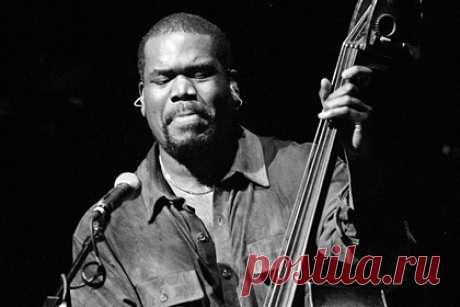 Умер один из основателей группы The Roots. Умер один из основателей и бас-гитарист группы The Roots Леонард Хаббард, более известный как Хаб. Музыкант выступал в составе хип-хоп-коллектива на протяжении 15 лет. Он скончался в 62 года от множественной миеломы — разновидности рака крови. Болезнь диагностировали в 2007 году.