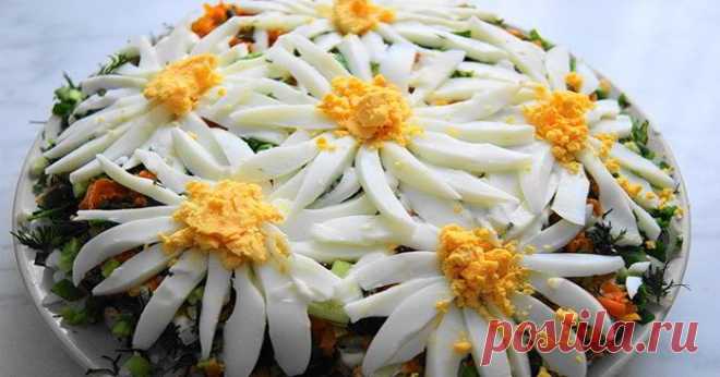 Слоеный салат «Ромашковое поле»  Очень красивый слоеный салат «Ромашковое поле» готовится из довольно простых ингредиентов и при этом невероятно вкусный. А колоритное оформление с красочными ромашками всегда поднимет настроение, под…