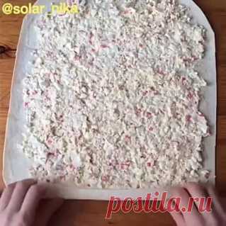НЕЖНЕЙШИЕ ПИРОЖКИ БЕЗ МАСЛА И ЯИЦ…НА МАЙОНЕЗЕ!
Тесто потрясающее, выпечка из этого теста получается мягкая, пышная, вкусная и не черствеет в течении нескольких дней! 
Ингредиенты; 
Майонез - 150 грамм; 
Соль - 1/2 ч.л; 
Сахар - 3 ч.л; 
Сухие дрожжи - 8 грамм (можно заменить на свежие 25 грамм);
Мука - 4 стакана; 
Молоко - 1/2 стакана; 
Вода - 1/2 стакана.
Приготовление:
Для начала приготовим опару. Смешаем в миске теплое молоко и теплую воду, добавить дрожжи, сахар и 4 столовые ложки муки, пе
