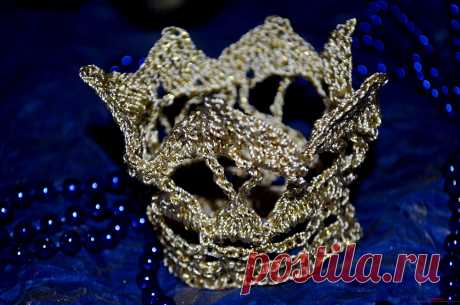 Пошаговый мастер-класс научит как связать крючком вязаную корону для девочки