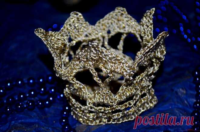 Пошаговый мастер-класс научит как связать крючком вязаную корону для девочки