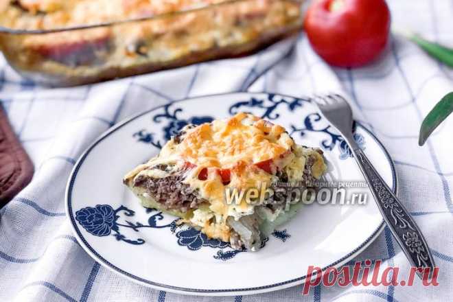 Мясо по-французски с фаршем  Мясо по-французски из фарша с картошкой в духовке 
Думаю, что с таким классическим блюдом, как  мясо по-французски , знакомы все. Но я вам предлагаю немного другую вариацию. Почему бы не заменить мясо фаршем? И приготовить «ленивый» вариант. Советую брать говяжий фарш, потому что он менее жирный. Блюдо получается невероятно нежное и вкусное.  
Вместо майонеза используйте сметану, любой жирности, главное вкусную. Сыр можете брать любой, какой вы любите.