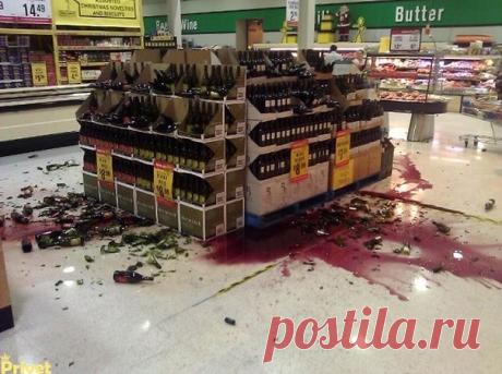 Если вы разбили товар до оплаты на кассе

Друзья мои, распечатайте и положите в карман/права/паспорт и т.д.

Вот несколько абзацев информации, которые защитят твой кошелек и отошьют администраторов и охранников самых помпезных магазинов :

Итак, отныне твоя лучшая подруга — статья 1064 гражданского кодекса РФ «О примерных правилах работы предприятия розничной торговли и основных требованиях к работе мелкорозничной торговой сети ..» А именно — тот ее волшебный пункт, в кото...