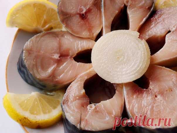 В таком маринаде скумбрия по вкусу не уступит красной рыбе

Ингредиенты:
 Скумбрия (замороженная, разморозить) 2 шт
 лук репчатый по вкусу
 вода 250 мл
 гвоздика 6 шт
 перец горошком шепотка
 перец душистый молотый 1/3 ч л
 зерна кориандра шепотка
 соль 2 ч л
 сахар 0,5 ч л
 масло подсолнечное 2 ст л
 уксус яблочный 2,5 ст л

Приготовление:
1. Скумбрию почистить, порезать на кусочки.
2. Воду вскипятить, добавить туда соль, сахар, гвоздику, перец горошком и молотый, корианд...