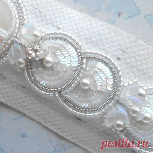 Как мне нравятся такие плотные ряды пайет) С точки зрения процесса это, конечно, однообразная работа, но зато получается очень блестяще и тактильно приятно. 
А еще сегодня хочется поговорить) Об аккуратности в хм. Довольно часто вижу мнение, что, мол, это же ручная работа, она не должна быть идеальной. Кривые швы? Зато сразу видно, что сделано руками (и с любовью, конечно же)), а не какой-то бездушной машиной. И внезапно аккуратность становится как бы и вовсе недостатком. ...