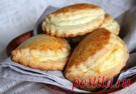 Сочники

Сочники с творогом, приготовленные в домашних условиях, - это очень вкусная, необыкновенно ароматная выпечка. Тесто получается нежным, рассыпчатым, а сочная творожная начинка делает эту выпечку любимой многими.
Делается все просто на раз-два 🤗

Ингредиенты:

Для теста:
мука — примерно 4 стакана
маргарин — 150гр
яйца — 2 шт (если крупное, то и одно можно)
сахар — 4ст.ложки
соль — 1/2 ч.л.
сметана 25% — 6 ст.л.
разрыхлитель для теста — 1/2 ч.л. (можно заменить гаше...