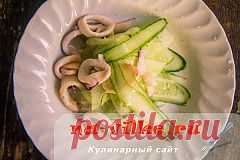 Зеленый салат с кальмарами, огурцом и яйцом
