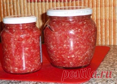 Хреновина классическая

Одна из любимейших закусок сильного пола, да и многие женщины, тоже, не против себя побаловать ее остреньким вкусом, рецепт не только вкусный, но и полезный!

Приготовление хреновины не составит труда даже начинающим хозяйкам. Зато какой ароматный вкус получается даже у банального бутерброда, стоит лишь смазать его домашней хреновиной.

Состав на 1 л:
1 кг помидоров
600 г корней хрена
3 головки чеснока
2 острых перчика
1 ч. ложка соли
0,5 чайн. ложк...