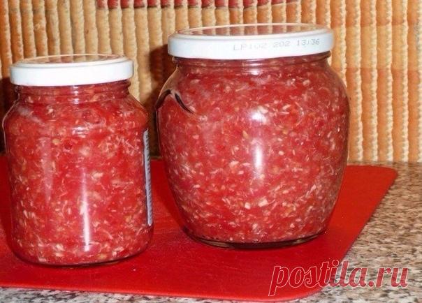 Хреновина классическая

Одна из любимейших закусок сильного пола, да и многие женщины, тоже, не против себя побаловать ее остреньким вкусом, рецепт не только вкусный, но и полезный!

Приготовление хреновины не составит труда даже начинающим хозяйкам. Зато какой ароматный вкус получается даже у банального бутерброда, стоит лишь смазать его домашней хреновиной.

Состав на 1 л:
1 кг помидоров
600 г корней хрена
3 головки чеснока
2 острых перчика
1 ч. ложка соли
0,5 чайн. ложк...