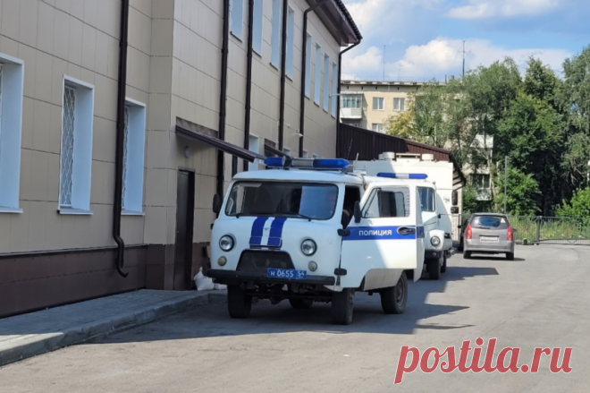 Shot: двое жителей Петербурга подожгли релейный шкаф за деньги от Украины. Их задержали по горячим следам.