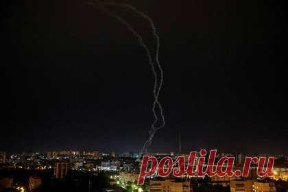 В Киеве назвали ночную атаку исключительной по плотности. В ночной атаке по Киеву было применено максимальное количество ракет за короткий короткий промежуток времени. Атака стала «исключительной по своей плотности», в ней использовались «беспилотники, крылатые ракеты и, вероятно, ракеты баллистического типа», сообщили в киевской администрации.