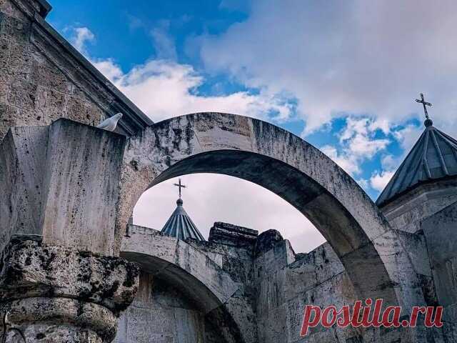 Խաղաղություն ամենքի՛ն և ամենո՜ւր,-
Այդ ենք միայն մենք աշխարհին կամենում🕊

☆♡♡☆ ☆♡♡☆
Ամպամած երկնքի տակ բաց սրտերով ու արևոտ ժպիտներով իրար բարևող մարդիկ են հենց լույսը...Բարի լույս արևոտ մարդիկ,միշտ ջերմ եղեք,որ փոխանցվի Ձեր արևը մյուսներին,այս օրերին մենք շատ ունենք դրա կարիքը❤
Չգիտեմ ինչ կբերի այս նոր տարին մեզ բոլորիս, բայց խնդրում եմ որ չխլի մեզանից ոչ ոքի ու ոչինչ...🙏🏻