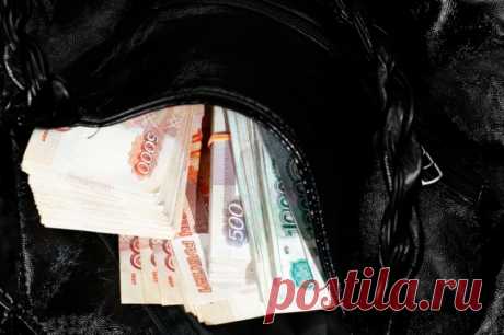 «Их пасли». Грабители с пистолетами отобрали 200 млн у прохожих в Москве. Инцидент в стиле американских боевиков произошел в пятницу вечером в центре Москвы. Вооруженные пистолетами люди напали на двух прохожих около банка и отобрали у них сумку с деньгами. Одного из потерпевших ранили.