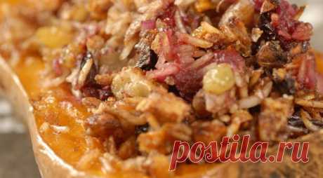 Тыква, запеченная с яблоками, рисом и орехами

Время готовки: 2 ч 30 мин.
Количество порций: 10.
Сложность приготовления: средняя.

Ингредиенты:
Изюм без косточек – 1 ст. л.
Очищенный миндаль – 2 ст. л.
Тыква сорта "Гитара" весом около 1,5 кг.
Средние яблоки – 4 шт.
Корица – 1 ч. л.
Сливы – 150 г.
Масло сливочное – 150 г.
Сахар – 2 ст. л.
Рис басмати – 3 ст. л.

Способ приготовления:
Шаг 1:
Рис сварить по инструкции на упаковке до полуготовности. Изюм залить кипятком и отс...