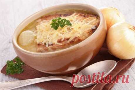 Луковый суп с гренками и сыром.