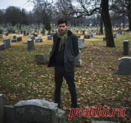 Пришёл проведать могилку матери на кладбище и вдруг увидел фото жены, на одном из памятников…
Брак Василия и Светланы трещал по швам. Меркантильная супруга не давала мужчине спуску, говоря, что он не способен обеспечить семью. Признаться, в декрете и впрямь было непросто, но Вася делал все, чтобы родные ни в чем не нуждались. Однако, принесенная до копейки зарплата рабочего не удовлетворяла жену. Так что, отдав дочь в ясли, Света вышла […]
Читай дальше на сайте. Жми подробнее ➡