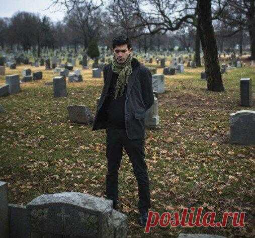 Пришёл проведать могилку матери на кладбище и вдруг увидел фото жены, на одном из памятников…
Брак Василия и Светланы трещал по швам. Меркантильная супруга не давала мужчине спуску, говоря, что он не способен обеспечить семью. Признаться, в декрете и впрямь было непросто, но Вася делал все, чтобы родные ни в чем не нуждались. Однако, принесенная до копейки зарплата рабочего не удовлетворяла жену. Так что, отдав дочь в ясли, Света вышла […]
Читай дальше на сайте. Жми подробнее ➡