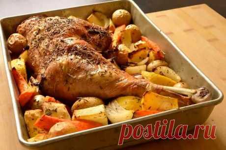 Запеченная голень индейки с овощами