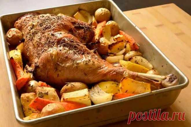 Запеченная голень индейки с овощами