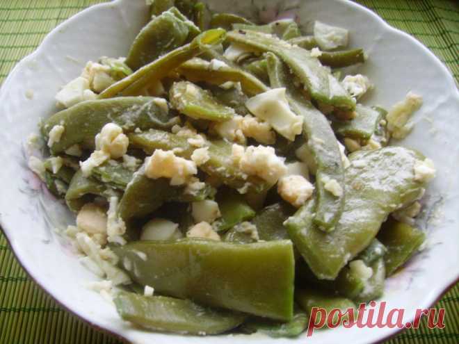 Теплый салат из стручковой фасоли. Готовится просто и быстро, не калориен и очень полезен.