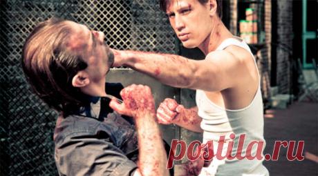 Как победить в любой драке - Don't Panic Magazine - 16 января - 43184594714 - Медиаплатформа МирТесен Вы сотню раз представляли себе драку и даже практиковали «боевой» оскал перед зеркалом в ванной. Возможно, даже пробовали показать отражению те три приема каратэ, на секцию которого ходили в девятом классе. Круто. Но ничего из этого не имеет никакого значения, когда вы смотрите в налитые кровью - 16 января - 43184594714 - Медиаплатформа МирТесен