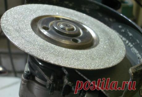 Болгарка – универсальное устройство, используемое для обработки материалов. Инструмент подойдет для работы с деревянными, металлическими и каменными