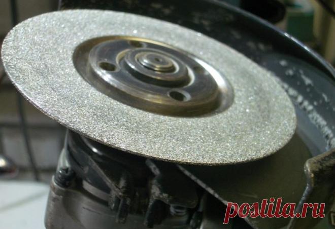 Болгарка – универсальное устройство, используемое для обработки материалов. Инструмент подойдет для работы с деревянными, металлическими и каменными